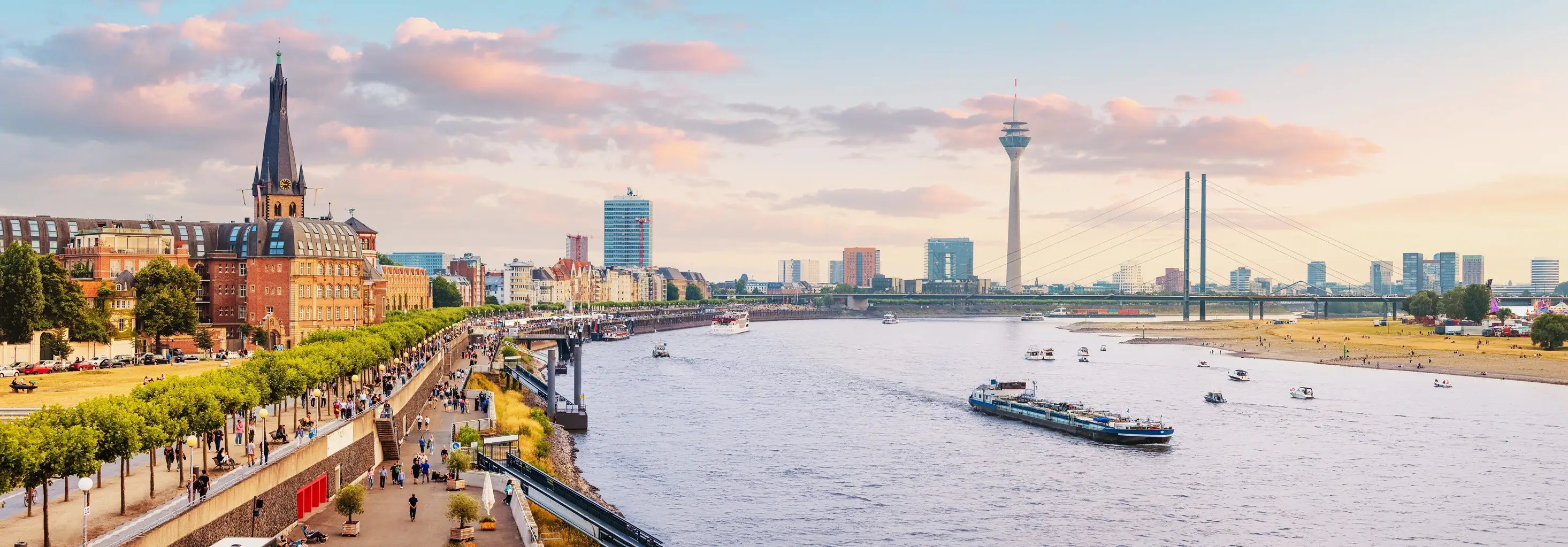Blick über den Rhein auf Düsseldorf mit Altstadt, Rheinturm und Rheinkniebrücke